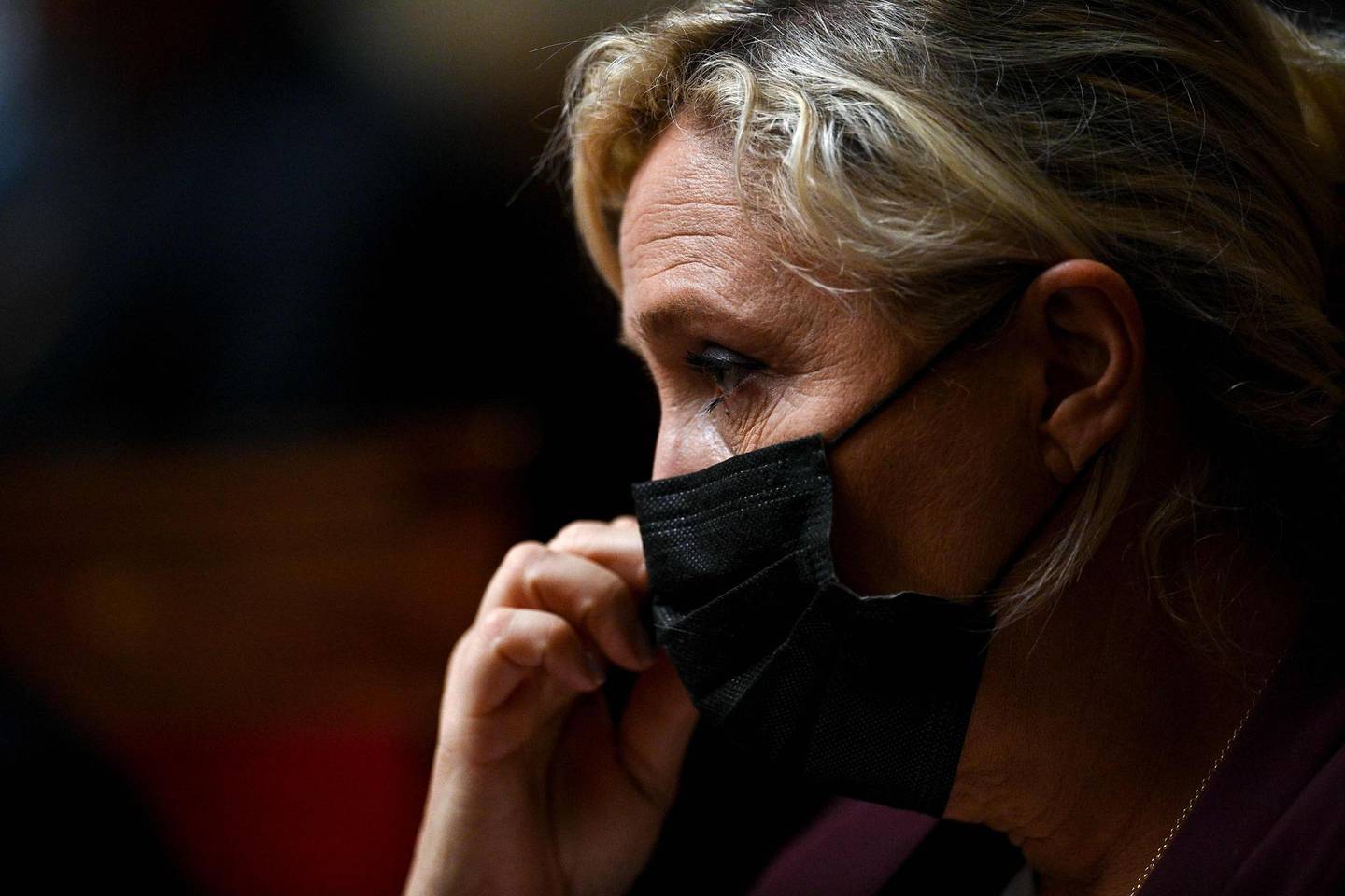 Head of far-right party Rassemblement National (RN) Marine Le Pen adjusts her protective face mask during a session of questions to the government at the National Assembly in Paris on October 20, 2020. / AFP / Christophe ARCHAMBAULT

