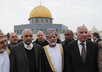A picture taken on February 15, 2018 shows Omani minister responsible for foreign affairs, Yusuf bin Alawi (C), visiting Al-Aqsa mosques compound in Arab east Jerusalem with the Dome of the Rock mosque seen in the background. / AFP PHOTO / Ahmad GHARABLI