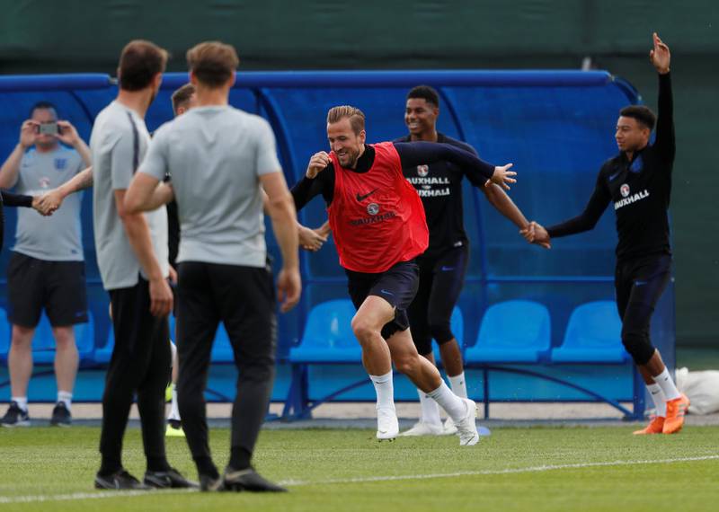 England's Harry Kane with Jesse Lingard and team mates as England manager Gareth Southgate looks on during training REUTERS / Lee Smith