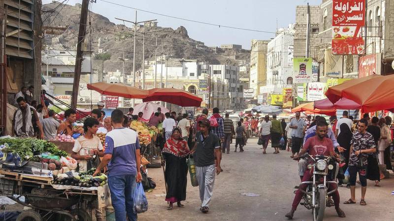 Yemenis shop at a street market in the Crater district of Yemen's southern coastal city of Aden on May 17, 2020, amid fears that coronavirus is spreading unhindered in the Yemeni city. - Deaths in Aden have surged to five or even seven times higher than normal, an NGO and medics say. Six years of war against the Huthis -- and a widening fault-line among forces opposed to that rebel outfit -- have left authorities ill-equipped to control the spread of the virus. (Photo by Nabil HASAN / AFP)