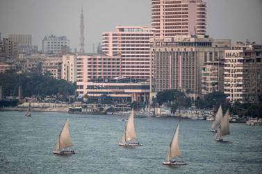 A picture taken on September 30, 2019 shows Egyptian sail boats, known as Feluccas, sailing down the Nile River off central Cairo. / AFP / Khaled DESOUKI