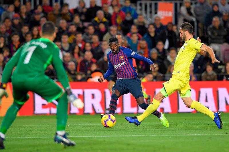 Barcelona's French forward Ousmane Dembele (C) vies for the ball with Villarreal's Spanish midfielder Alfonso Pedraza (R) and Villarreal's Spanish goalkeeper Sergio during the Spanish league football match FC Barcelona against Villarreal CF at the Camp Nou stadium in Barcelona on December 2, 2018. / AFP / LLUIS GENE
