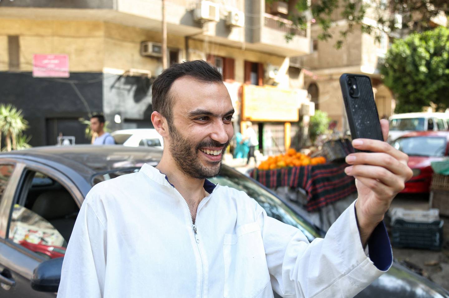 Le détenu en détention provisoire Walid Shawky après sa libération de prison en avril dernier dans le cadre d'un examen des cas de prisonniers politiques en Égypte.  AFP