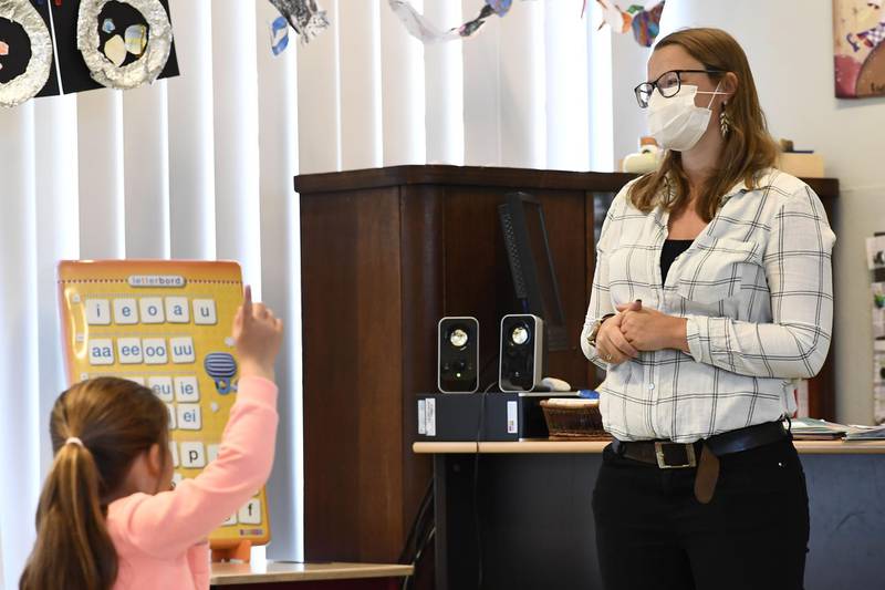 A teacher wearing a mask gives class at Olfa Elsdonk primary school in Edegem, Antwerp, on May 15, 2020 as schools test the re-opening and start again for a limited number of grades on May 18 amid the pandemic of novel coronavirus (COVID-19).  Belgium is in its ninth week of confinement. 
 - Belgium OUT
 / AFP / Belga / DIRK WAEM
