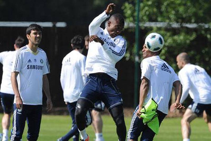 Salomon Kalou, centre, trains with his Chelsea teammates in London yesterday.
