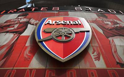 epa06757421 The crest of English Premier League side Arsenal FC at the Emirates Stadium in London, Britain, 23 May 2018. Arsenal have appointed Spanish coach Unai Emery to replace Arsene Wenger as their new manager, the club announced on 23 May 2018.  EPA/ANDY RAIN