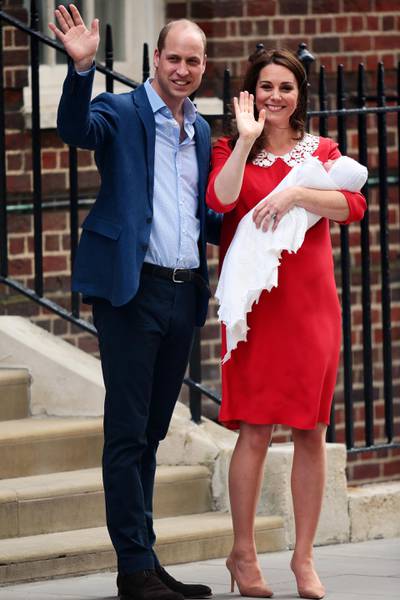 LONDON, ENGLAND - APRIL 23:  Prince William, Duke of Cambridge and Catherine, Duchess of Cambridge, pose for photographers with their newborn baby boy Prince Louis of Cambridge outside the Lindo Wing of St Mary's Hospital on April 23, 2018 in London, England. The Duke and Duchess of Cambridge's third child was born this morning at 11:01, weighing 8lbs 7oz.  (Photo by Jack Taylor/Getty Images)