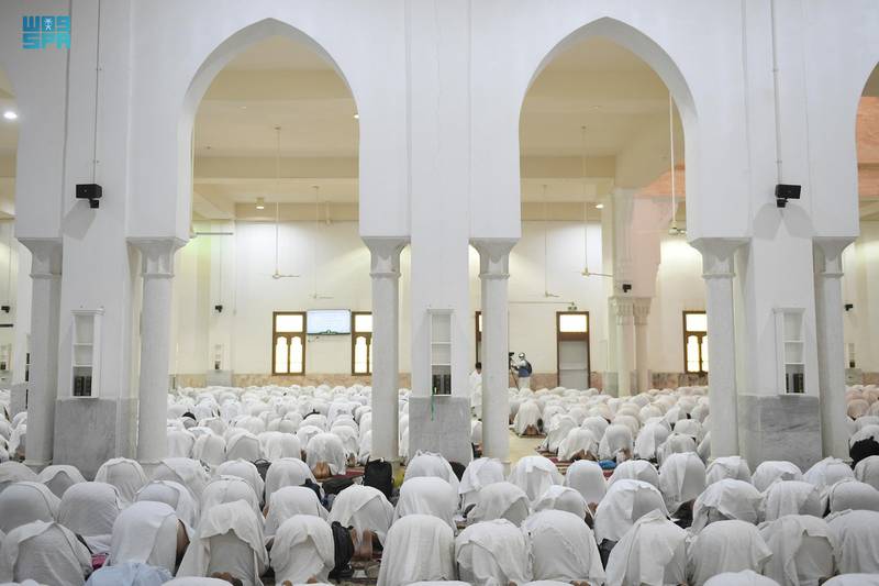 Pilgrims pray at Nimrah Mosque.
