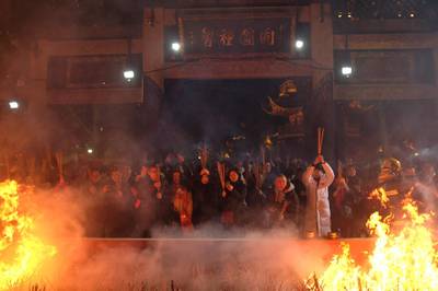 Crowds pray for good fortune at Longhua temple in Shanghai. AFP
