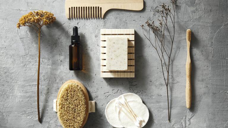 An image that illustrates this article Bamboo toothbrush, shampoo bar: how to stop using plastic in the bathroom