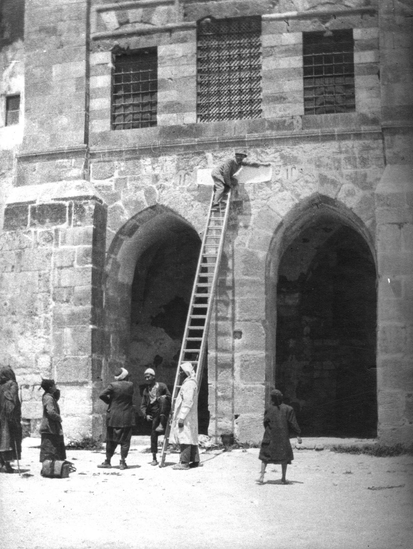 Swiss philogist Max van Berchem – on top of the ladder – taking a rubbing of an inscription in 1914. The photograph is believed to be taken in Jerusalem or Damascus by his wife Alice. Geneva Museum of Art and History