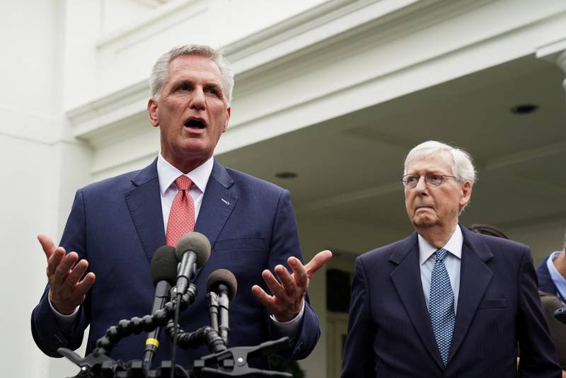 Der Sprecher des US-Repräsentantenhauses, Kevin McCarthy, und der Minderheitsführer im Senat, Mitch McConnell, sprechen nach Gesprächen mit Präsident Joe Biden über die Schuldenobergrenze mit Reportern vor dem Weißen Haus.  Reuters