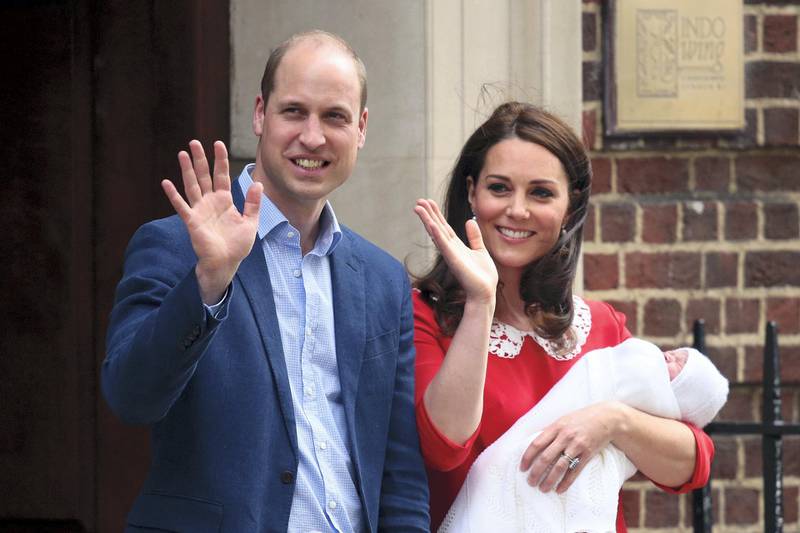 LONDON, ENGLAND - APRIL 23:  Prince William, Duke of Cambridge and Catherine, Duchess of Cambridge, pose for photographers with their newborn baby boy Prince Louis of Cambridge outside the Lindo Wing of St Mary's Hospital on April 23, 2018 in London, England. The Duke and Duchess of Cambridge's third child was born this morning at 11:01, weighing 8lbs 7oz.  (Photo by Jack Taylor/Getty Images)