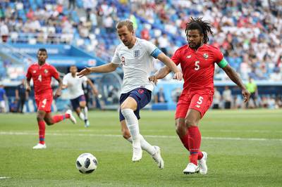 NIZHNY NOVGOROD, RUSSIA - JUNE 24:  Harry Kane of England is challenged by Roman Torres of Panama during the 2018 FIFA World Cup Russia group G match between England and Panama at Nizhny Novgorod Stadium on June 24, 2018 in Nizhny Novgorod, Russia.  (Photo by Clive Mason/Getty Images)