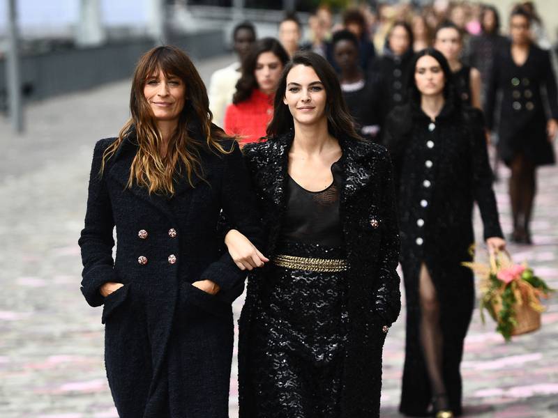 Le défilé haute couture de Chanel emmène les spectateurs dans un voyage à travers la garde-robe de luxe française