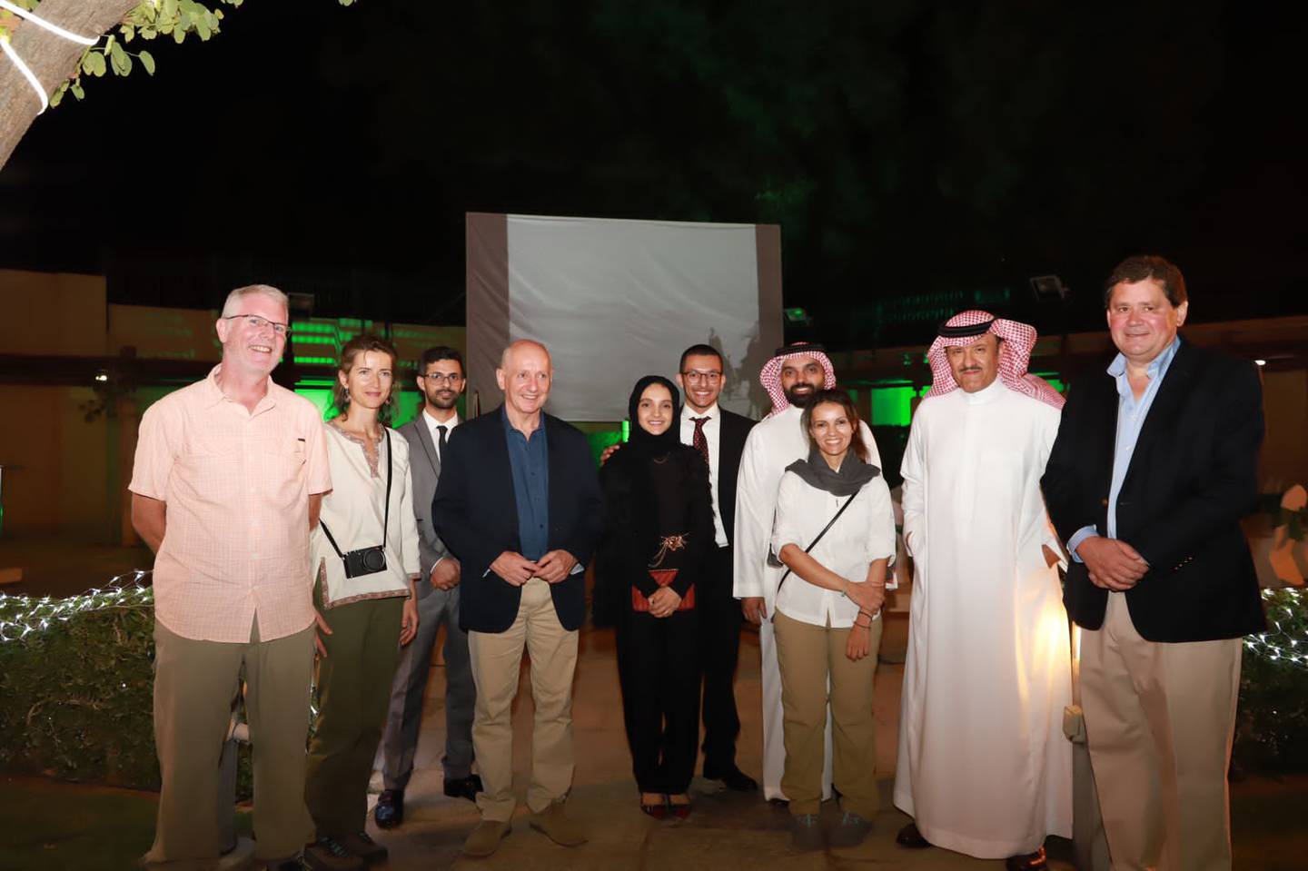 Le prince Sultan bin Salman et l'équipe Heart of Arabia, ainsi que des membres de la famille Philby et l'ambassadeur du Royaume-Uni en Arabie saoudite, Neil Crompton.  Oussama Farhan / Ambassade britannique à Riyad