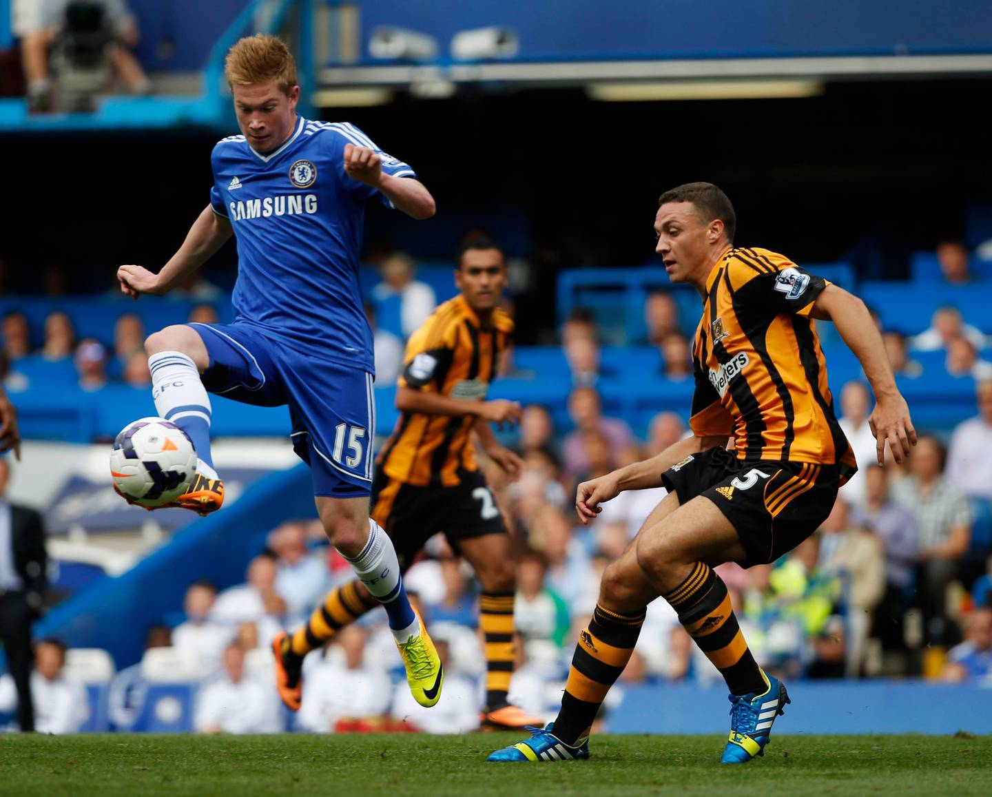 Chelsea's Kevin De Bruyne (L) is challenged by Hull City's James Chester during their English Premier League soccer match at Stamford Bridge in London August 18, 2013.  REUTERS/Eddie Keogh (BRITAIN - Tags: SPORT SOCCER) NO USE WITH UNAUTHORIZED AUDIO, VIDEO, DATA, FIXTURE LISTS, CLUB/LEAGUE LOGOS OR "LIVE" SERVICES. ONLINE IN-MATCH USE LIMITED TO 45 IMAGES, NO VIDEO EMULATION. NO USE IN BETTING, GAMES OR SINGLE CLUB/LEAGUE/PLAYER PUBLICATIONS. FOR EDITORIAL USE ONLY. NOT FOR SALE FOR MARKETING OR ADVERTISING CAMPAIGNS *** Local Caption ***  EDY12_SOCCER-ENGLAN_0818_11.JPG