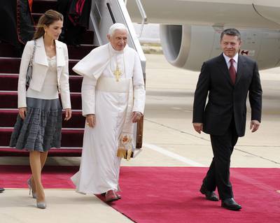 Pope Benedict is welcomed by Jordan's King Abdullah and his wife Queen Rania at Amman airport, May 8, 2009. Reuters