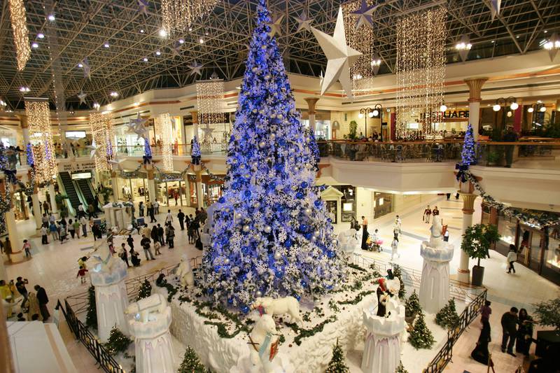 The Christmas tree at one of Dubai's main shopping malls on December 25, 2007.   AFP