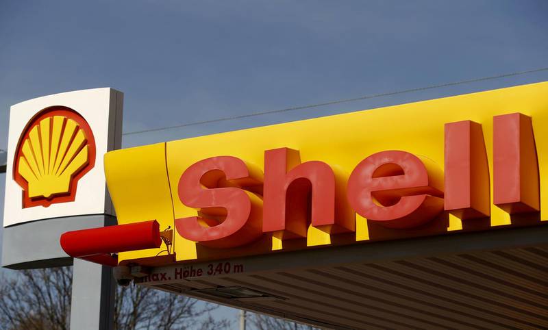 FILE PHOTO: Shell's company logo is pictured at a gas station in Zurich April 8, 2015.  REUTERS/Arnd Wiegmann/File Photo