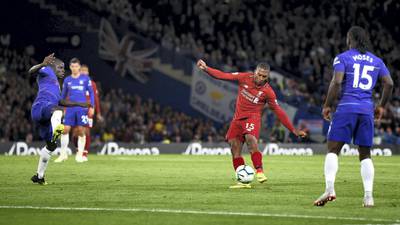 LONDON, ENGLAND - SEPTEMBER 29: (THE SUN OUT, THE SUN ON SUNDAY OUT) Daniel Sturridge of Liverpool scoring the equalising goal during the Premier League match between Chelsea FC and Liverpool FC at Stamford Bridge on September 29, 2018 in London, United Kingdom. (Photo by John Powell/Liverpool FC via Getty Images)