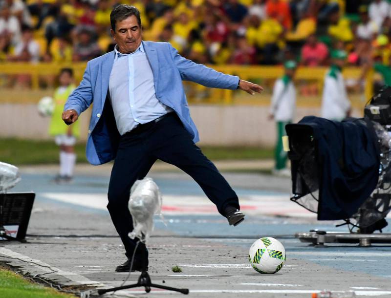 Honduras' coach Jorge Luis Pinto stops a ball during a friendly fooball match of the olympic teams against Colombia ahead of the 2016 Rio Olympic Games at the Jaime Moron stadium in Cartagena de Indias, Colombia on July 24, 2016. (Photo by Luis Acosta / AFP)