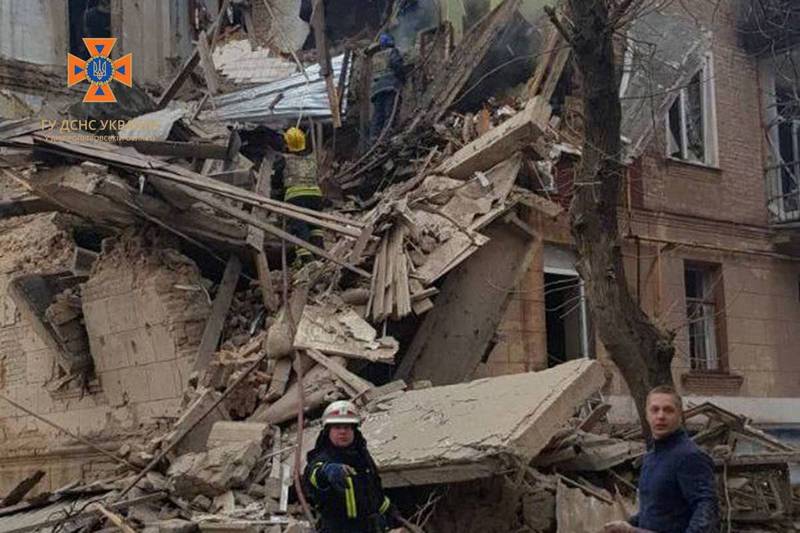 The aftermath of a missile strike on President Volodymyr Zelenskyy’s home city of Kryvyi Rih, central Ukraine.