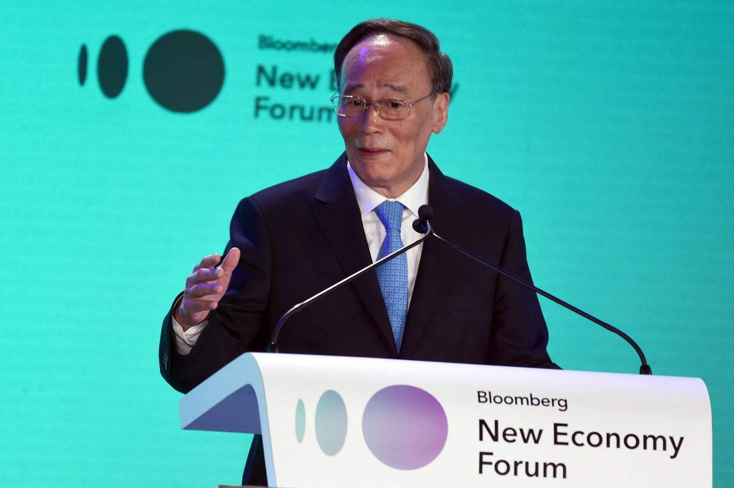 Chinese Vice President Wang Qishan speaks during the Bloomberg New Economy Forum in Singapore on November 6, 2018. / AFP / Roslan RAHMAN
