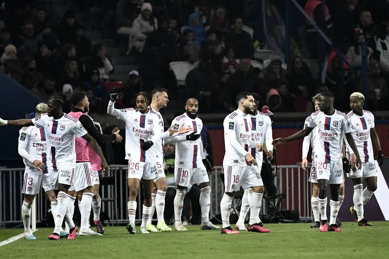 Bradley Barcola, Dritter von links, erzielte das einzige Tor des Spiels, als Lyon PSG besiegte.  AFP