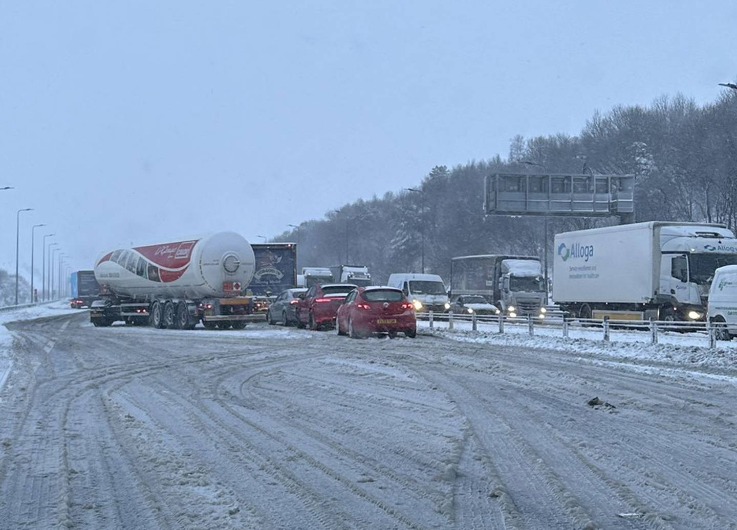 Starker Schneefall auf der Autobahn M62.  Foto Emma Hamilton.