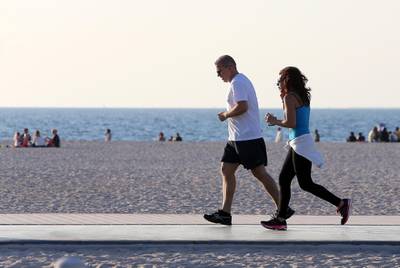 DUBAI , UNITED ARAB EMIRATES – Dec 18 , 2015 : People running at the Jumeirah open beach jogging track in Dubai. ( Pawan Singh / The National ) For News. ID number is : 49513 *** Local Caption ***  PS1812- EXERCISE08.jpg