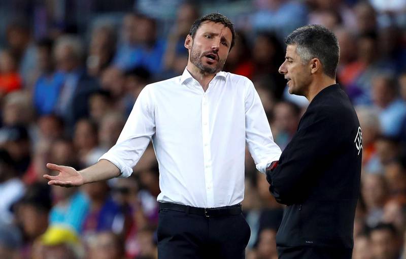 epa07030606 PSV's head coach Mark Van Bommel (L) reacts during the UEFA Champions League Group B soccer match between FC Barcelona and PSV Eindhoven at Camp Nou stadium, in Barcelona, Spain, 18 September 2018.  EPA/ENRIC FONTCUBERTA