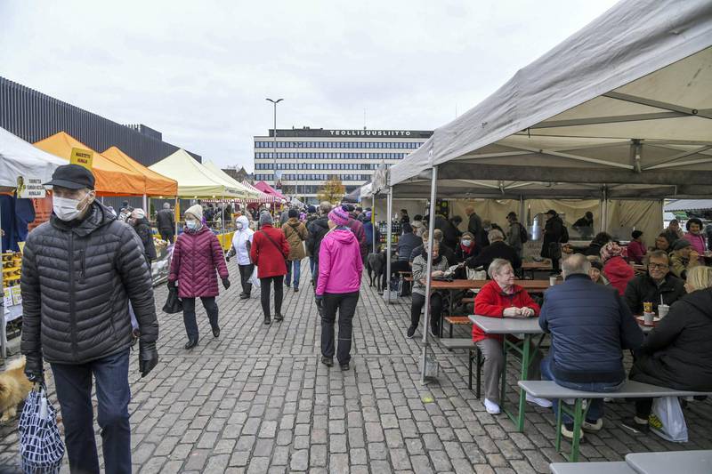 View of the Hakaniemi Sunday market, amid the coronavirus disease (COVID-19) outbreak in Helsinki, Finland November 1, 2020. Lehtikuva/Markku Ulander via REUTERS  ATTENTION EDITORS - THIS IMAGE WAS PROVIDED BY A THIRD PARTY. NO THIRD PARTY SALES. FINLAND OUT.